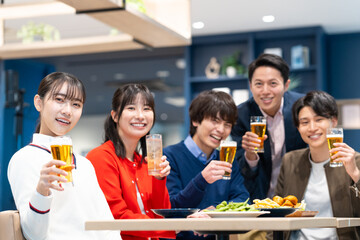 宴会をする仕事仲間