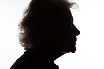 Silueta de perfil de rostro femenino sobre fondo blanco, Contorno en sombra de cara de mujer mayor con pelo blanco, Campaña de envejecimiento activo y belleza madura, Contra el edadismo 