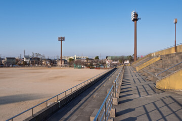 松原市民運動広場の巨大な照明塔とステンレス手すりと無人のメインスタンド