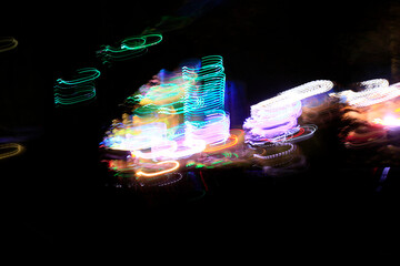 Lumi&egrave;re psych&eacute;d&eacute;lique d'un parc d'attraction