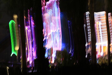 Lumi&egrave;re psych&eacute;d&eacute;lique d'un parc d'attraction