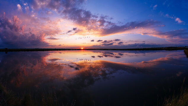 Tramonto sulle saline di Cervia