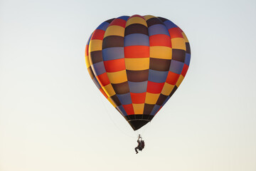 Fototapeta premium Mongolfiere colorate si alzano in volo all'alba