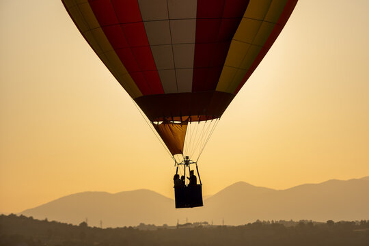 Mongolfiere colorate si alzano in volo all'alba