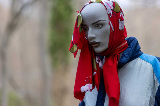 Vecchi paurosi manichini usati e rovinati con vestiti vintage e colorati lasciati nel bosco d&rsquo;inverno creano scene e ritratti inquietanti come nei film horror di zombie