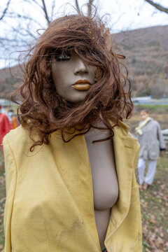 Vecchi paurosi manichini usati e rovinati con vestiti vintage e colorati lasciati nel bosco d&rsquo;inverno creano scene e ritratti inquietanti come nei film horror di zombie