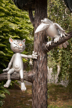 A monument to the cartoon character Kitten and the Crow on Lizyukov Street in Voronezh. Russia. Sculptors Ivan Dikunov and Elsa Pak. Rossia. 11.09.2015