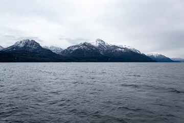 Cordilheira dos Andes e o lago glacial Nahuel Huapi, San Carlos de Bariloche, Patag&ocirc;nia, Argentina