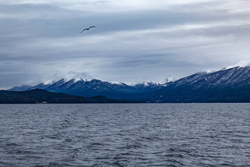 Cordilheira dos Andes e o lago glacial Nahuel Huapi, San Carlos de Bariloche, Patag&ocirc;nia, Argentina