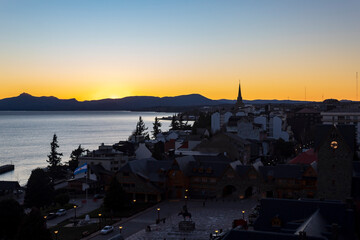 nascer do dia na cidade de San Carlos de Bariloche, Centro C&iacute;vico, Patag&ocirc;nia Argentina Lago glacial Nahuel Huapi