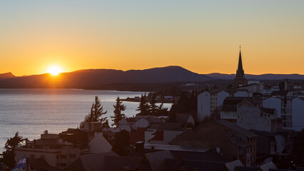 nascer do dia na cidade de San Carlos de Bariloche, Centro C&iacute;vico, Patag&ocirc;nia Argentina Lago glacial Nahuel Huapi