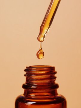 Aceite esencial con gotero sobre fondo neutro, Gotero de aceite de belleza sobre frasco &aacute;mbar, Packaging para marca de cosm&eacute;tica natural, Mockup para publicidad de serum facial