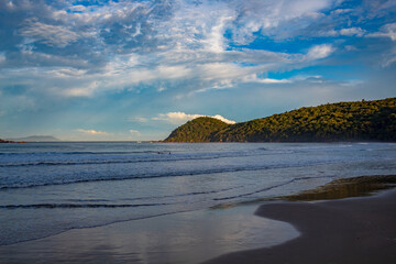   p&ocirc;r-do-sol na Praia Palmas do Arvoredo cidade de Governador Celso Ramos Santa Catarina Brasil regi&atilde;o da Grande Florianopolis  
