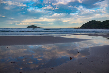 reflexo do c&eacute;u e o p&ocirc;r-do-sol na Praia Palmas do Arvoredo cidade de Governador Celso Ramos Santa Catarina Brasil regi&atilde;o da Grande Florianopolis  
