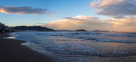 p&ocirc;r-do-sol e o panorama e no  horizonte a Ilha Quinta dos Ganchos Praia Palmas do Arvoredo cidade de Governador Celso Ramos Santa Catarina Brasil regi&atilde;o da Grande Florianopolis