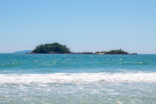 Praia Palmas do Arvoredo cidade de Governador Celso Ramos Santa Catarina Brasil regi&atilde;o da Grande Florianopolis