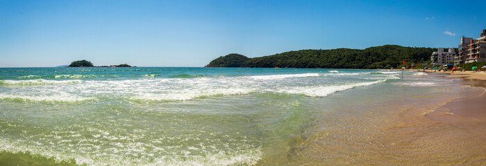 panor&acirc;mica da Praia Palmas do Arvoredo cidade de Governador Celso Ramos Santa Catarina Brasil regi&atilde;o da Grande Florianopolis