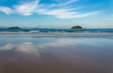 arquip&eacute;lago de Palmas e o reflexo do c&eacute;u na areia da Praia Palmas do Arvoredo cidade de Governador Celso Ramos Santa Catarina Brasil regi&atilde;o da Grande Florianopolis