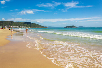   Praia Palmas do Arvoredo cidade de Governador Celso Ramos Santa Catarina Brasil regi&atilde;o da Grande Florianopolis  