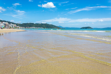 rio e no horizonte a Ilha Quinta dos Ganchos Praia Palmas do Arvoredo cidade de Governador Celso Ramos Santa Catarina Brasil regi&atilde;o da Grande Florianopolis