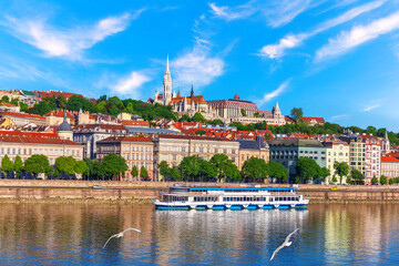 Fototapeta premium Panoramic view of Budapest skyline with Buda Castle and Matthias Church on Castle Hill, sunny day view from the Danube River