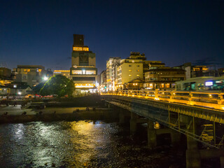 京都の観光地の鴨川に架かる三条大橋の東詰から見える京都の繁華街の夜景 © kinomin