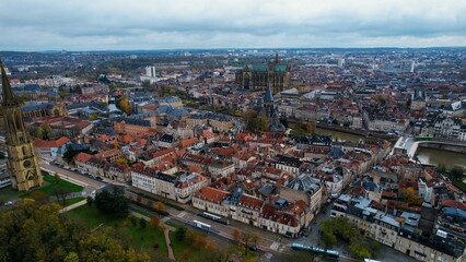 Obraz premium A panoramic aerial view of the old town city Metz in France on a cloudy fall noon.