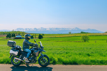 北海道　美瑛の風景の中をバイクでツーリング

