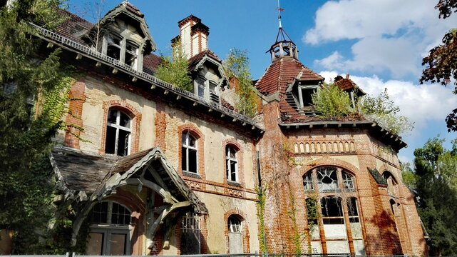 Verfallenes Geb&auml;ude, Bauwerk, Geschichte, Arzt, Krankenhaus, Zerfallen, Lost Place, Natur, Landschaft, Patienten, Historisch, Charm