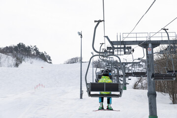 シーズン中の赤倉温泉スキー場ペアリフト