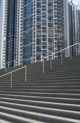 階段越しに見上げる香港の高層マンション群