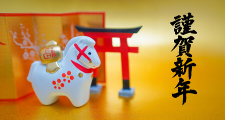 鳥居と午年の馬飾り