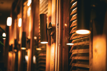 木壁に並ぶ間接照明