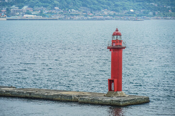 防波堤の赤い灯台