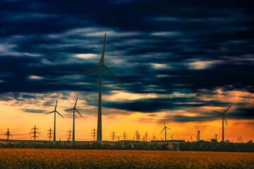 夕焼けの風力発電（ハンガリー）