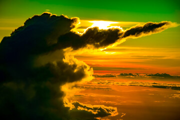 怪獣のような雲のシルエット