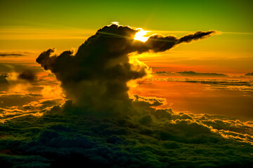 夕陽を背にした巨大雲