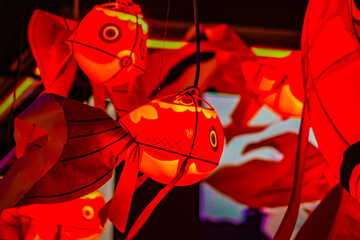 赤い金魚提灯の群れ