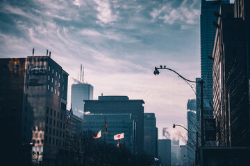 曇天の都市と国旗