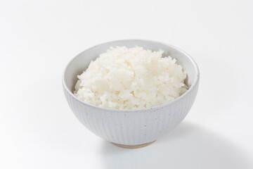 白背景に置かれた茶碗の白ごはん Bowl of steamed white rice on white background