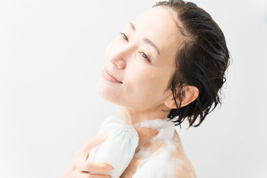体を洗う女性　ビューティイメージ