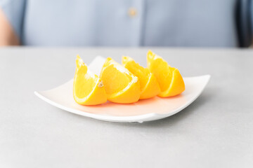 カットされて皿に並べられたオレンジ　食べ物イメージ
