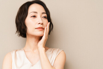 Fototapeta premium ポージングをするショートヘアの女性 ビューティイメージ