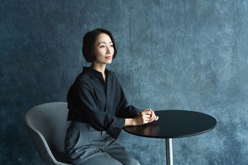 テーブルに座っている女性　ライフスタイルイメージ