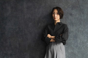 ポージングをするショートヘアの女性　ビューティイメージ