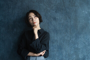 ポージングをするショートヘアの女性　ビューティイメージ