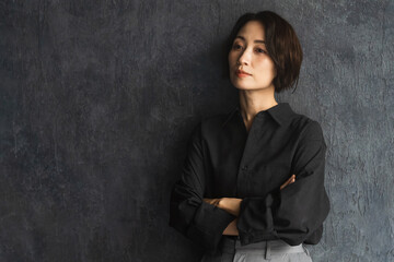 ポージングをするショートヘアの女性　ビューティイメージ