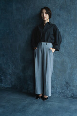 ポージングをするショートヘアの女性　ビューティイメージ