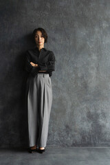 ポージングをするショートヘアの女性　ビューティイメージ