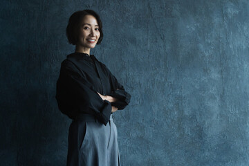 ポージングをするショートヘアの女性　ビューティイメージ